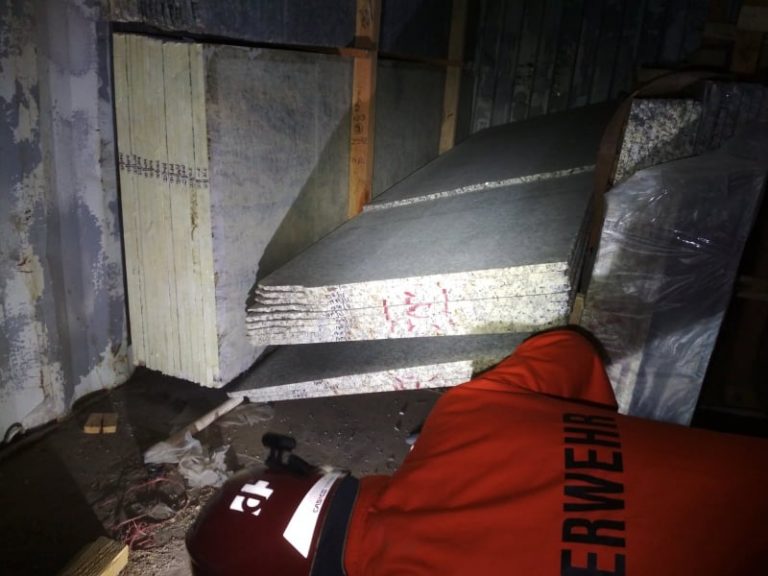 (Фото) Трое мужчин пытались выгрузить из грузовика гранитные плиты, но оказались заблокированными. Один из них погиб