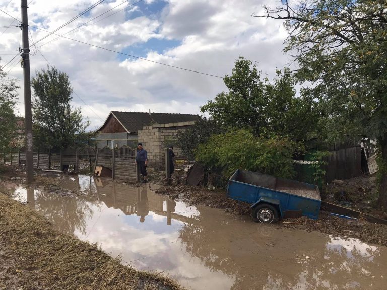 «В нашу сторону даже никто не смотрит!». Пострадавшие от затопления в Комрате просят помощи