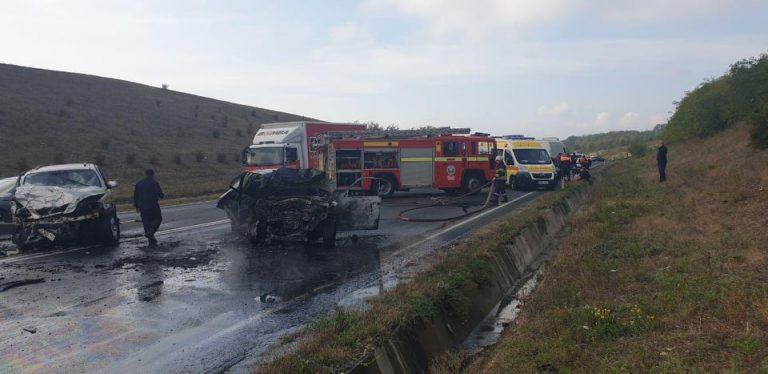 (Фото) Авария в Яловенах: три автомобиля попали в ДТП, одна из них сгорела