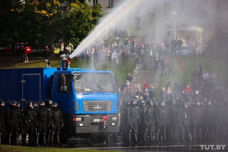(Видео) В Минске проходит протест в защиту политзаключенных. Введена военная бронетехника и водометы