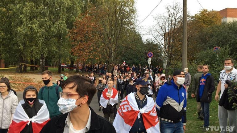 (Видео) «Выпускай». Протестующие в Минске пришли на Окрестина