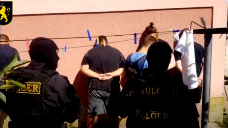 (ВИДЕО) Агент под прикрытием и контрольные закупки: Полиция задержала 7 мужчин за продажу героина