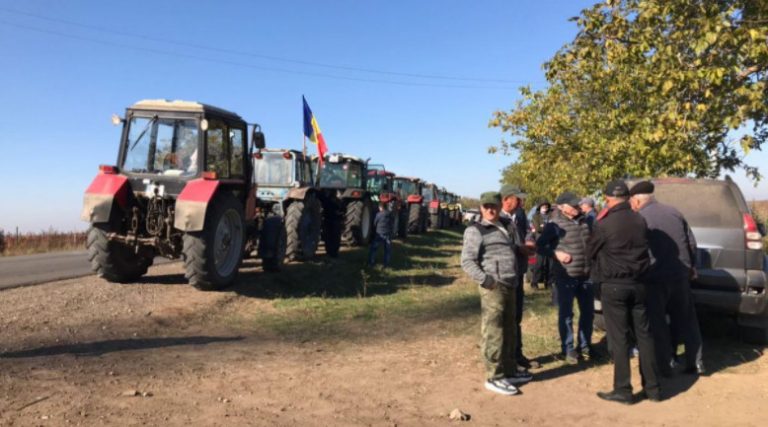 (ВИДЕО) Сельхозпроизводители Молдовы снова выехали на трассы. Они ждут компенсации