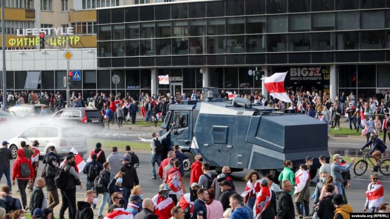(Видео) Протесты в Беларуси: Силовики применили газ против 13-летней девочки