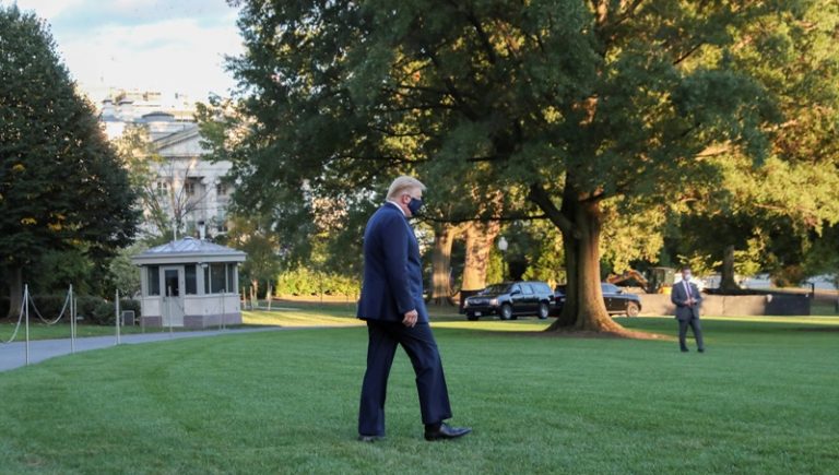 (ВИДЕО) Трампа на самолете доставили в больницу из-за COVID-19