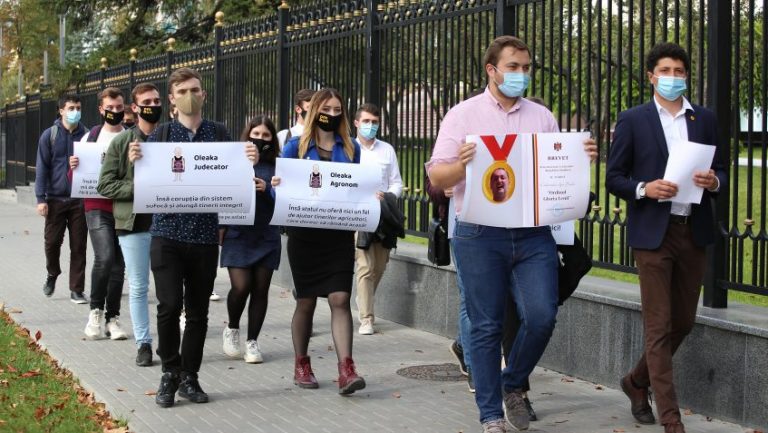 (ВИДЕО) Флешмоб в президентуре: Представители PAS Youth передали Додону орден „Gloria lenii”