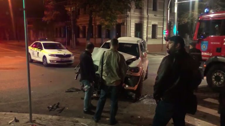 (ВИДЕО) В Кишиневе столкнулись внедорожник и микроавтобус. Маршрутка перевернулась