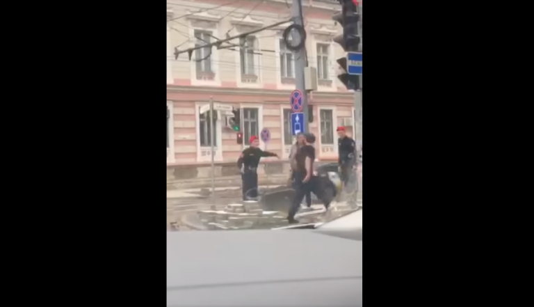(ВИДЕО) Драка в центре столицы с участием карабинеров. Один человек доставлен в больницу, трое задержаны