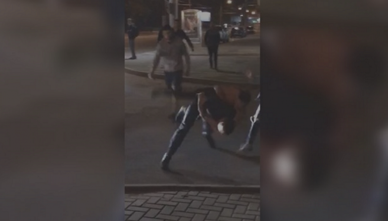 (Видео) В Кишиневе на полицейского напали посреди улицы. Как полиция комментирует происходящее
