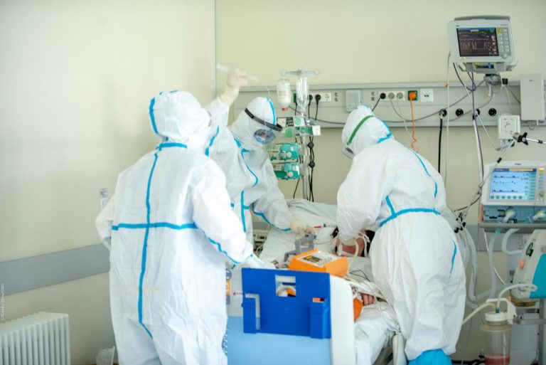 Медицинские работники, инфицированные COVID-19, продолжат получать пособия в размере 16 тысяч лей