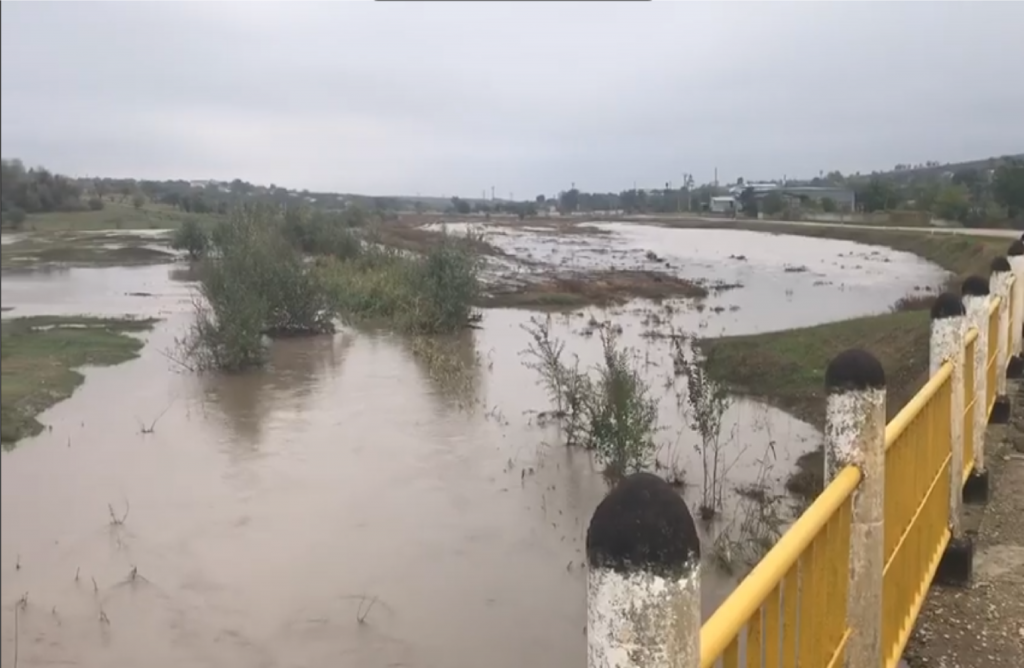 В Чадыр-Лунге разлилась река и затопила прилегающую территорию .