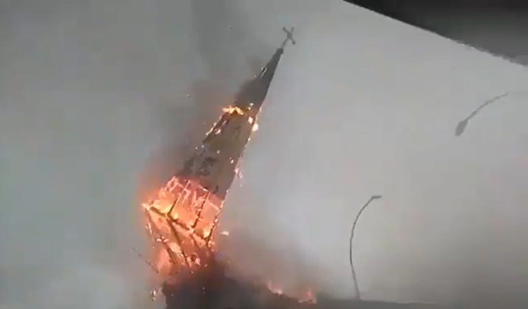 (Видео/фото) В Чили демонстранты подожгли две церкви в годовщину массовых протестов