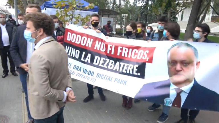 (Видео) PAS у здания Президентуры: «Додон, не бойся, приходи на дебаты». Что ответил пресс-секретарь Игоря Додона?