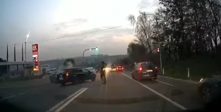 (Видео) В двух шагах от трагедии: в Кишиневе невнимательный водитель спровоцировал ДТП