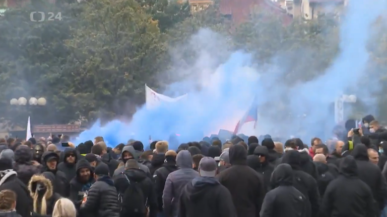 (Видео/фото) В Праге устроили беспорядки из-за карантина. Что говорит министр внутренних дел Чехии