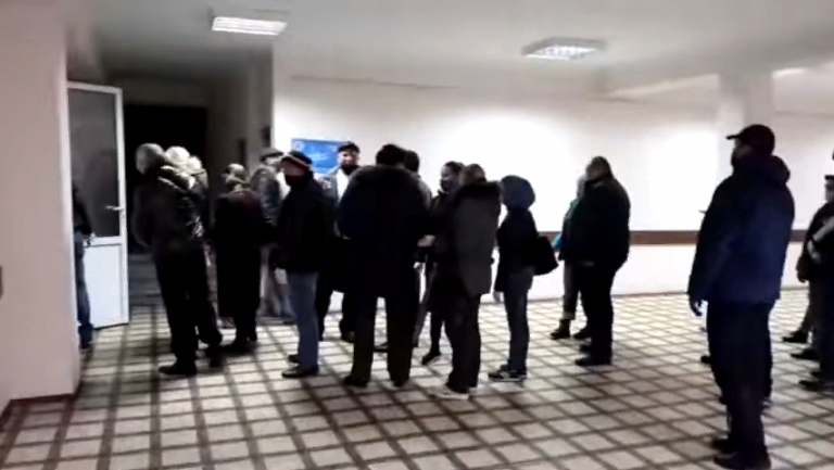 «Жители Приднестровья организованно приехали на голосование». Маршрутка замечена на избирательном участке в Резине