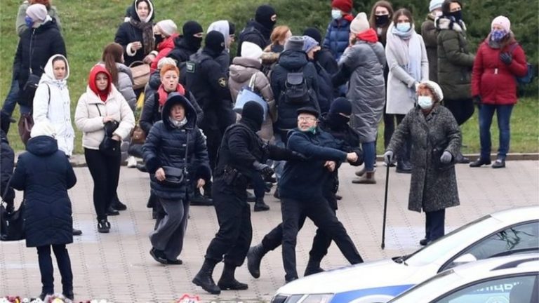 Протесты в Беларуси: применение светошумовых гранат, слезоточивого газа и жесткие задержания участников