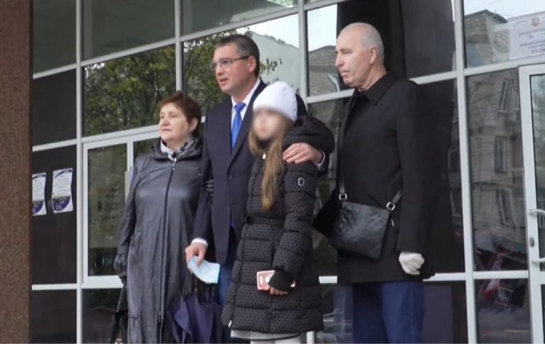 Ренато Усатый проголосовал вместе с родителями и дочкой: «Я голосую за Молдову без схем и кульков»