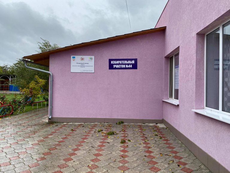 В Кирсово автобус за час три раза привозил избирателей к участку