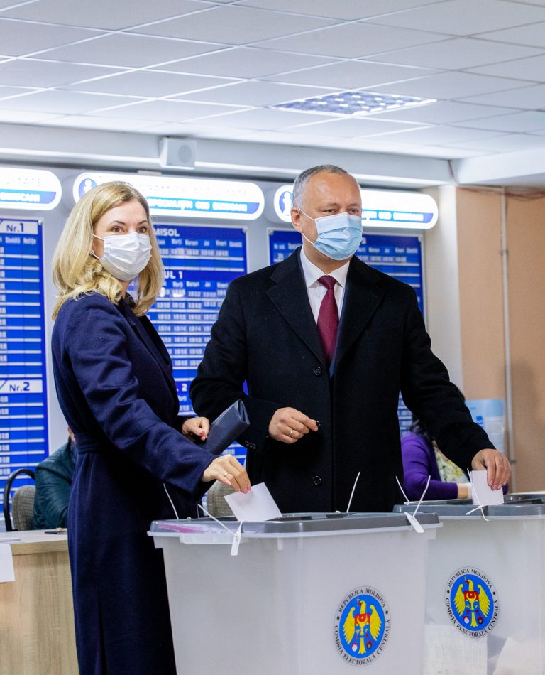 «За дружбу с партнерами». Игорь Додон проголосовал на выборах президента