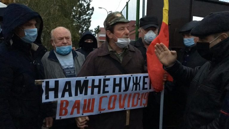 (Фото) Голосование в Варнице: группа людей протестует