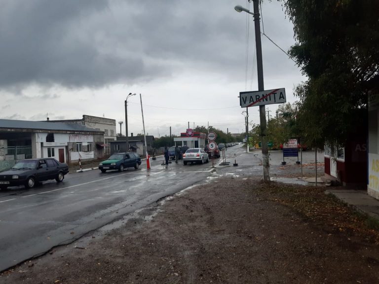 (Фото) Водители ждут очереди, чтобы выехать из приднестровского региона