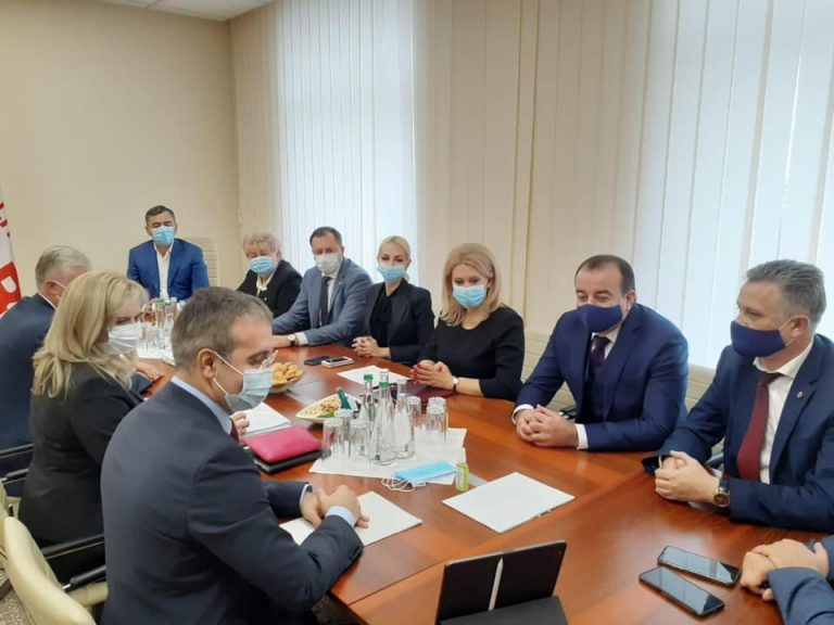 Депутаты партии «Шор» и те, кто покинул Pro Moldova за одним столом. Что они решают?