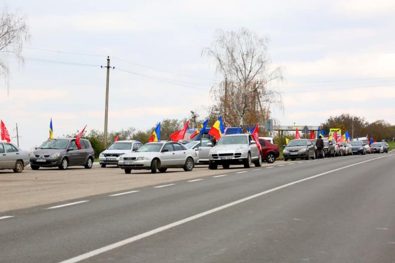 ФОТО ДНЯ: Автопробег в поддержку про-российского кандидата Додона в Гагаузии — на немецких машинах и по дорогам, отремонтированным за средства ЕС