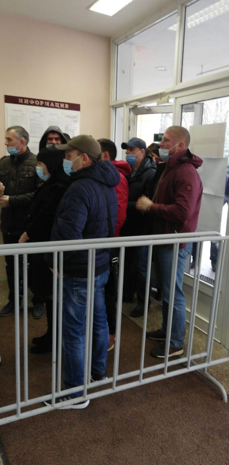 (ФОТО) Сотни граждан Молдовы пришли проголосовать к Посольству в Москве