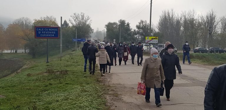 (ФОТО) Десятки людей на выезде из с. Сэнэтэука. Они направлялись на избирательный участок