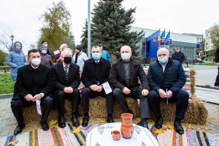 (Фото) Игорь Додон с премьер-министром Ионом Кику присутствовали на церемонии открытия памятника Ивану Берову в Тараклии