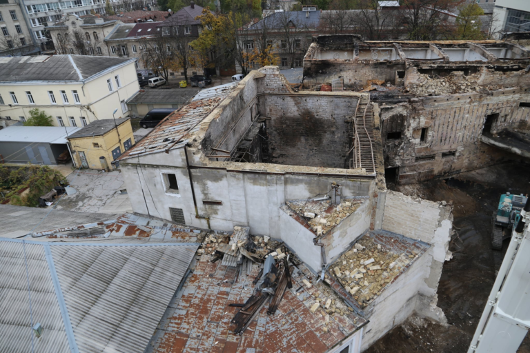 ФОТО ДНЯ: Более 68 тонн металла вынесли из филармонии во время демонтажа. Что от нее осталось?
