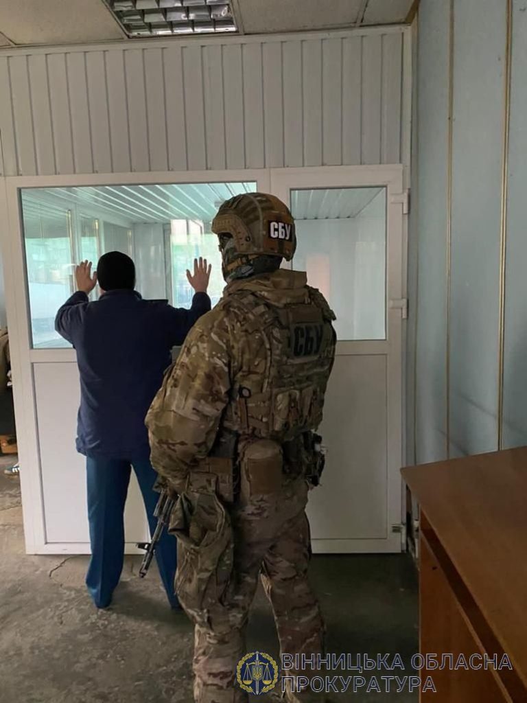 Гражданина Молдовы задержали в Украине: Он пытался провезти янтарь контрабандой и дал взятку таможеннику