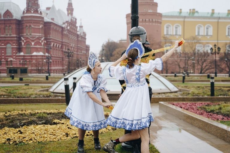 Pussy Riot привязали «омоновца» к столбу возле Кремля
