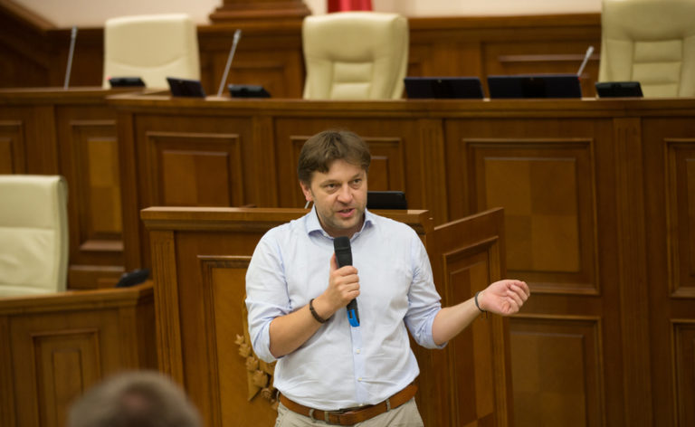 «Как Шор мог расписаться в законопроекте?». Депутат обратится в прокуратуру, подозревая фракцию «За Молдову» в подлоге