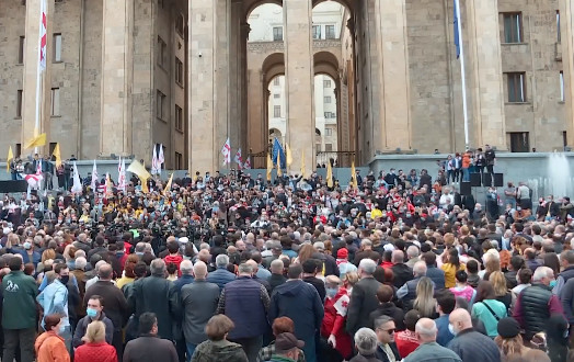 (ВИДЕО) Несколько тысяч сторонников оппозиции протестуют против результатов выборов в парламент Грузии
