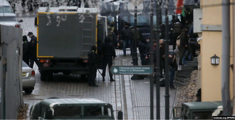(ВИДЕО) Автозаки, водометы и силовики на улице. Что происходит в Беларуси перед протестами