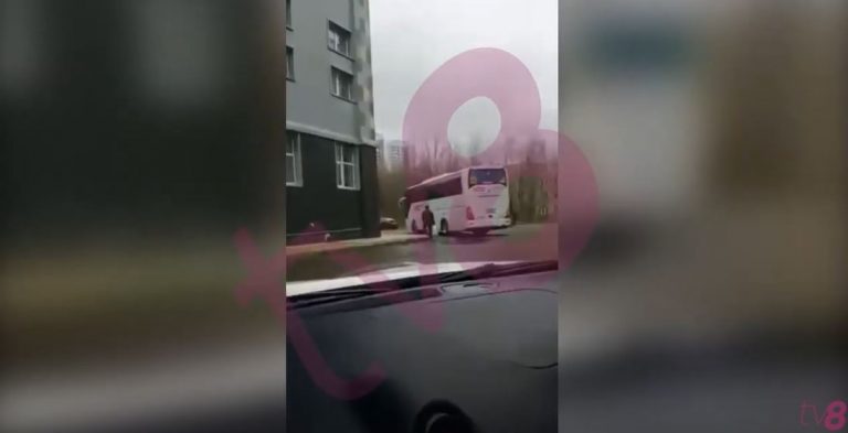 (ВИДЕО) СМИ: Избирателей на участки в Москве подвозят на автобусе
