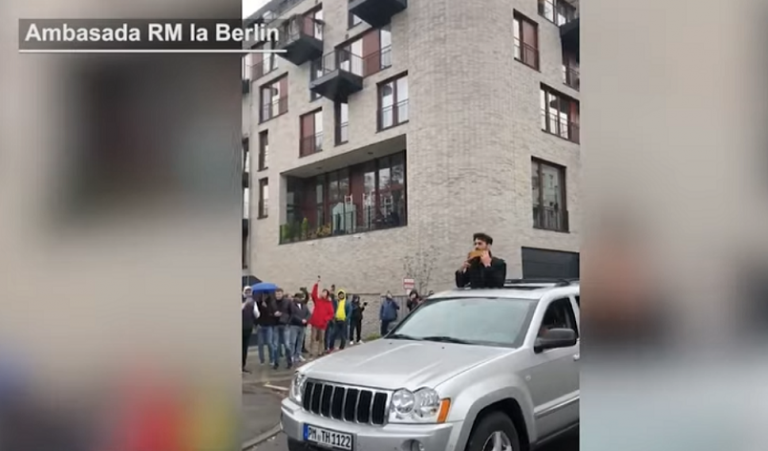 (Видео) Волнующий момент у Посольства РМ в Берлине: молодой человек сыграл на флейте, чтобы поддержать сограждан
