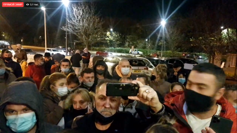 (LIVE) Протест у избирательного участка в Лондоне, где закончились бюллетени. Люди скандируют: «Мы хотим голосовать»