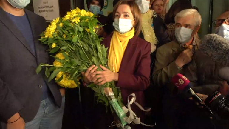 «Я благодарю всех людей, пришедших на избирательные участки»: Майя Санду обратилась к собравшимся у офиса PAS