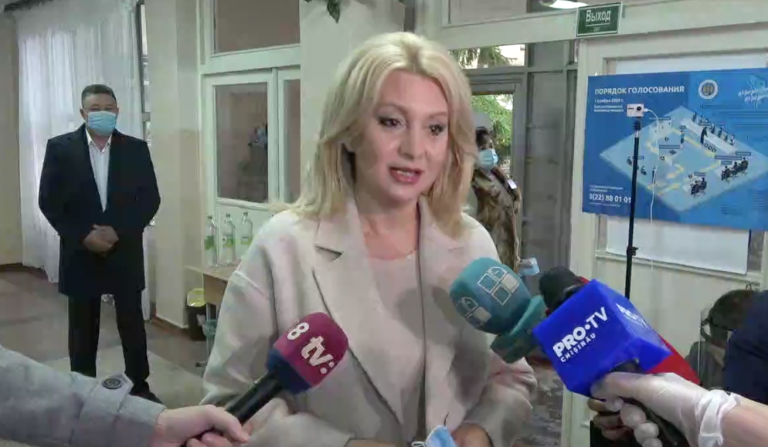 Кандидат от партии «Шор» Виолета Иванова пришла на избирательный участок