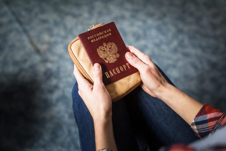 Власти России предложили выдавать иностранцам «золотые паспорта». Сколько будет стоить документ