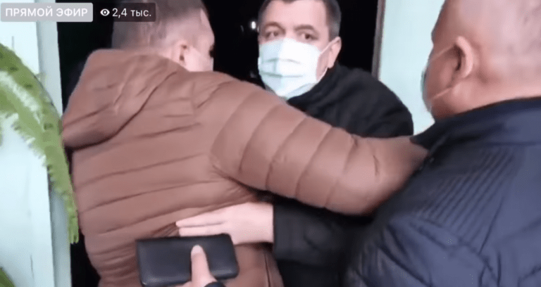 (ВИДЕО) Потасовка между депутатами Лилианом Карпом и Григоре Новаком у типографии «Universul»