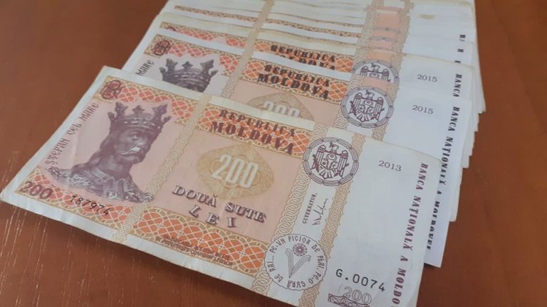 Сотням школьников по ошибке перевели 1 000 леев к 1 сентября — теперь семьи обязаны вернуть деньги