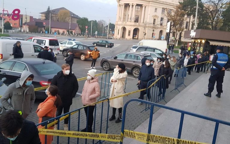 (ВИДЕО) Десятки граждан Молдовы выстроились в очередь перед избирательным участком в Яссах
