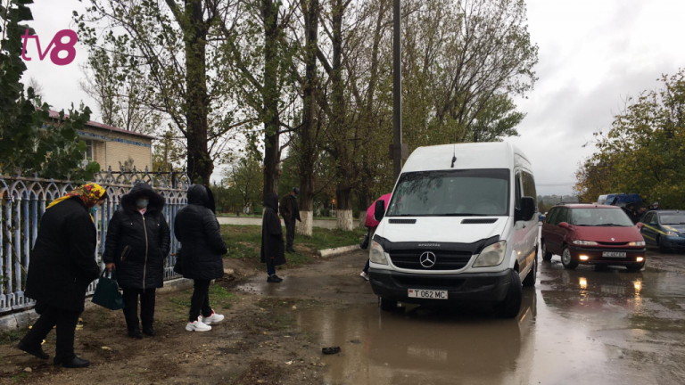 (ФОТО) Очереди возле избирательного участка в Гура-Быкулуй. Замечены микроавтобусы