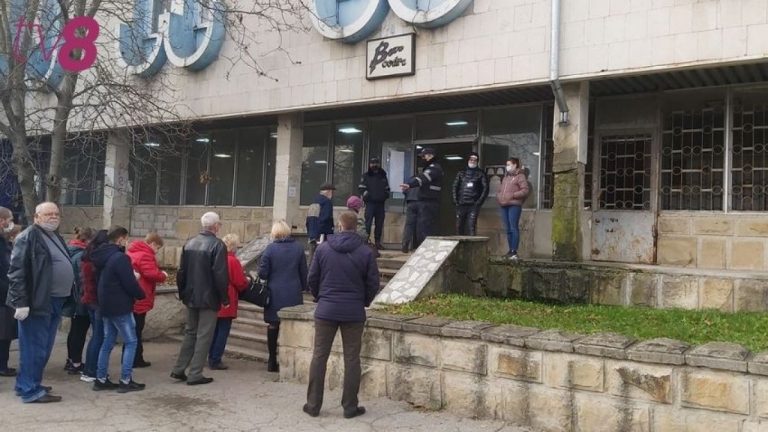 (ВИДЕО) Очереди у избирательных участков в Резине: голосуют граждане с левого берега Днестра