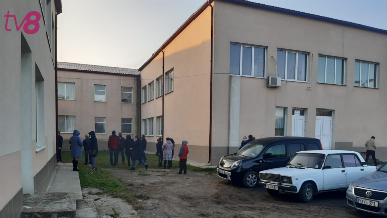 (ВИДЕО) Выборы на избирательном участке в Хаджимусе, где голосуют приднестровцы. Депутат PAS: «Водителям платят по 500 леев, пассажирам 400”