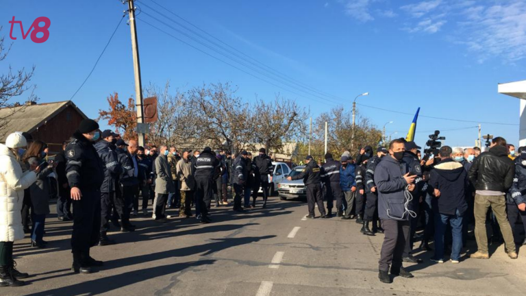 (ВИДЕО) Атмосфера на КПП Варница накалена. Потребовалось вмешательство полиции